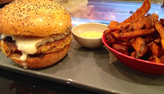 Max à table, le restaurant connecté pour les burgers, à Bordeaux, et son hamburger végétarien